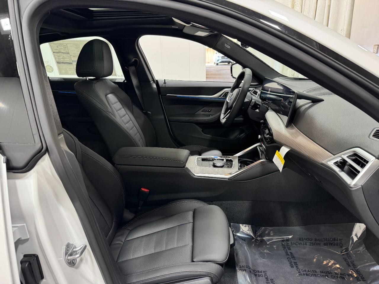 BMW i4 Vehicle Full-screen Gallery Image 18