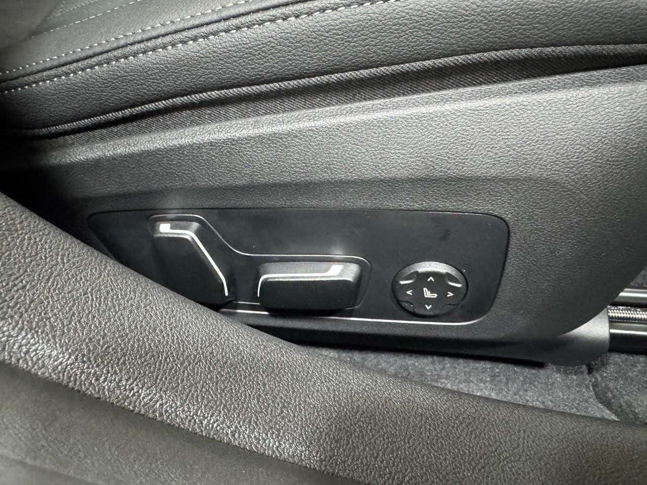 BMW i4 Vehicle Full-screen Gallery Image 20