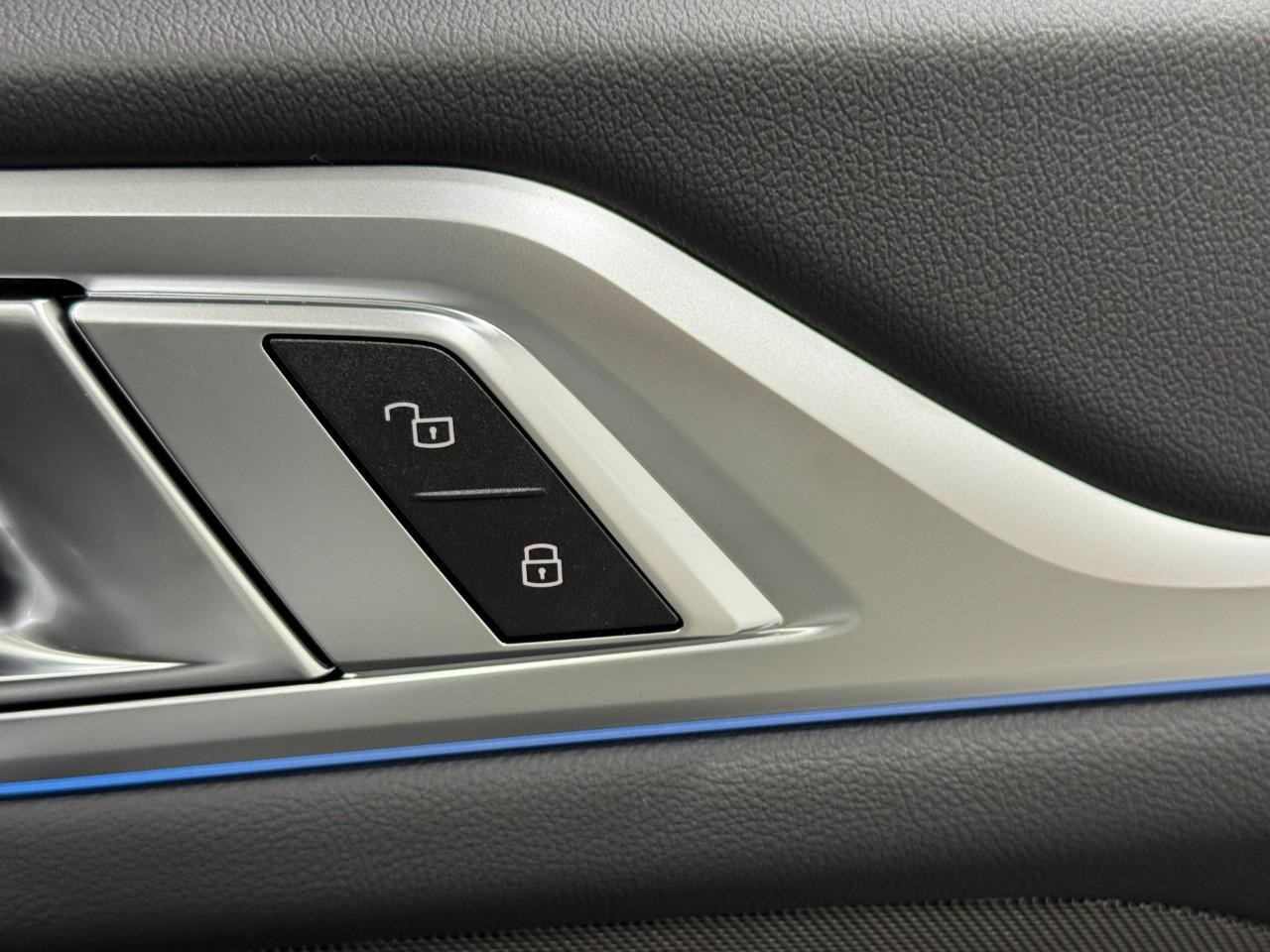 BMW i4 Vehicle Full-screen Gallery Image 21