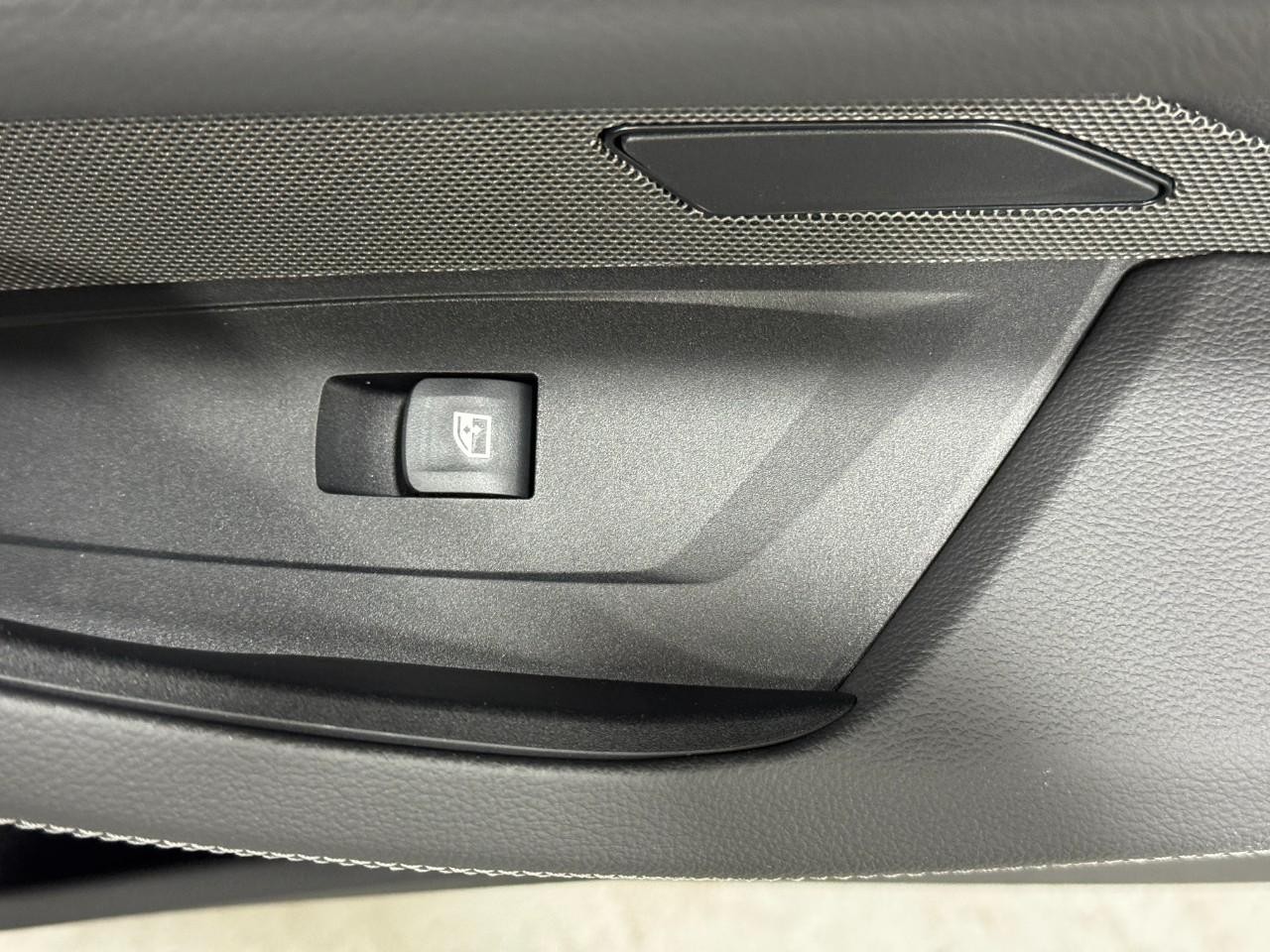 BMW i4 Vehicle Full-screen Gallery Image 22