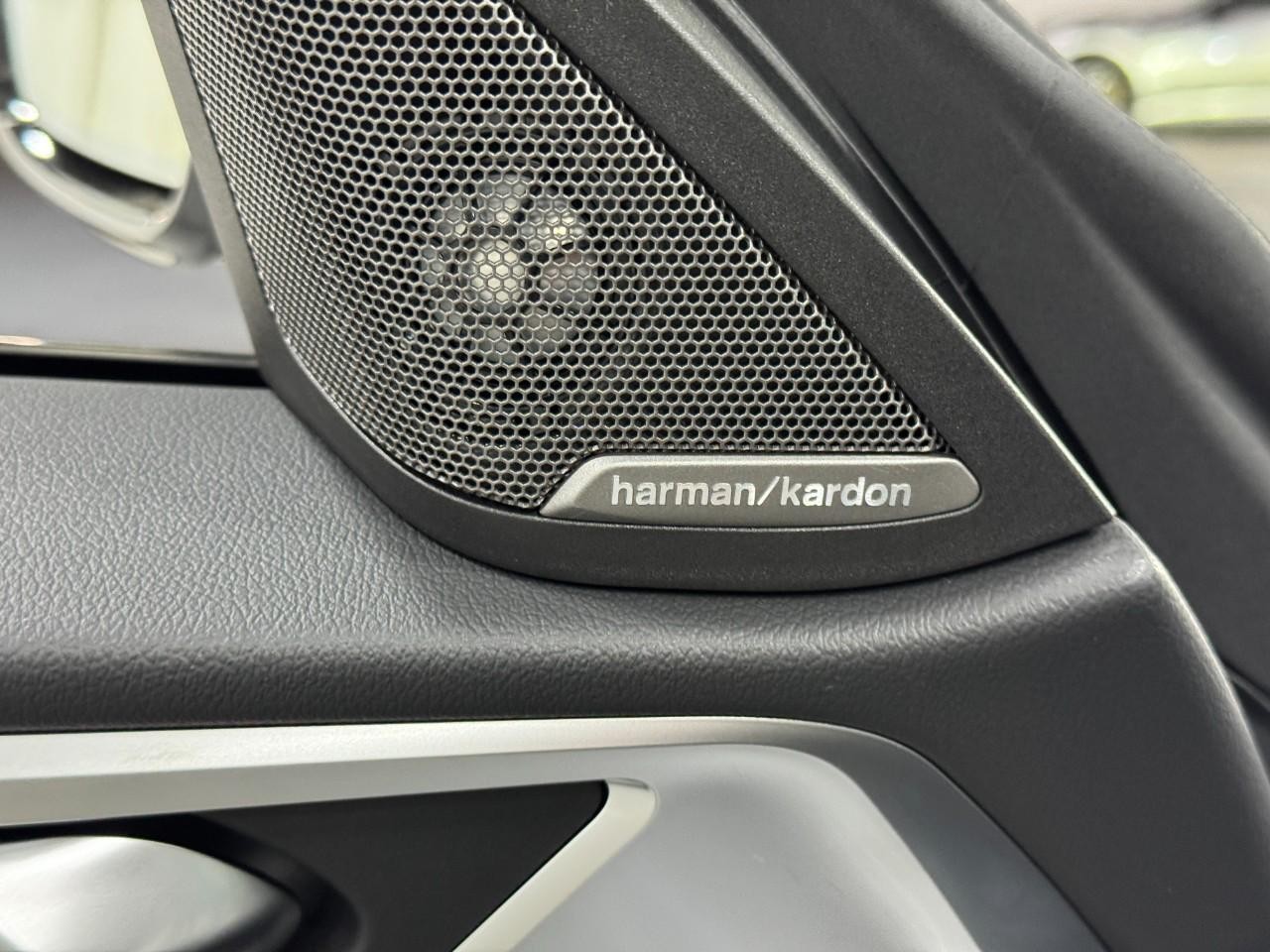 BMW i4 Vehicle Full-screen Gallery Image 23