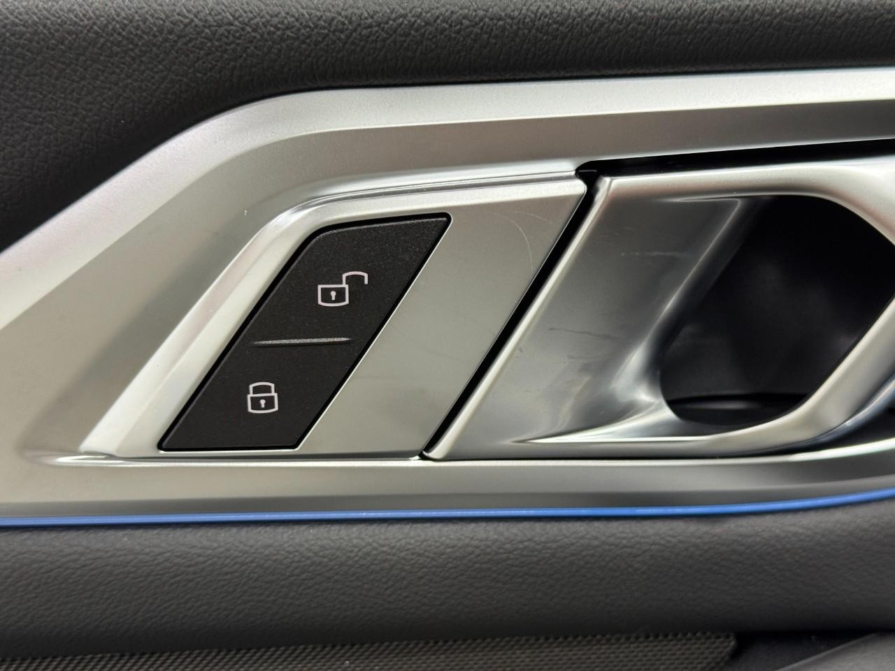 BMW i4 Vehicle Full-screen Gallery Image 24