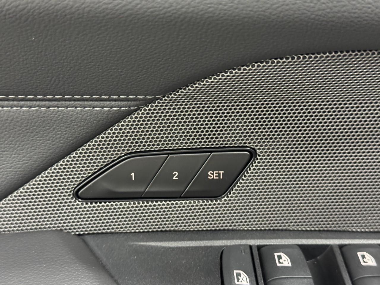 BMW i4 Vehicle Full-screen Gallery Image 25