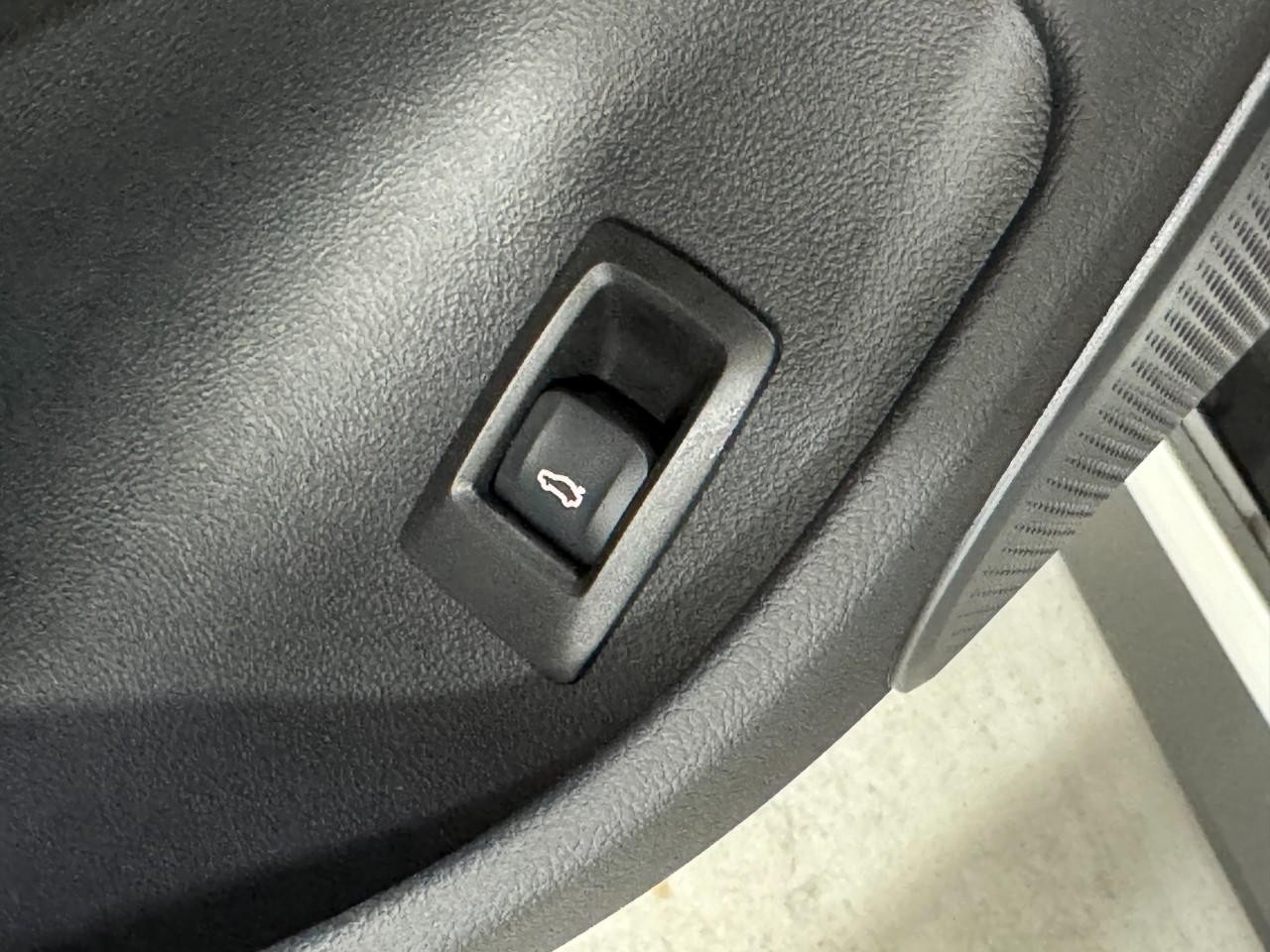 BMW i4 Vehicle Full-screen Gallery Image 27