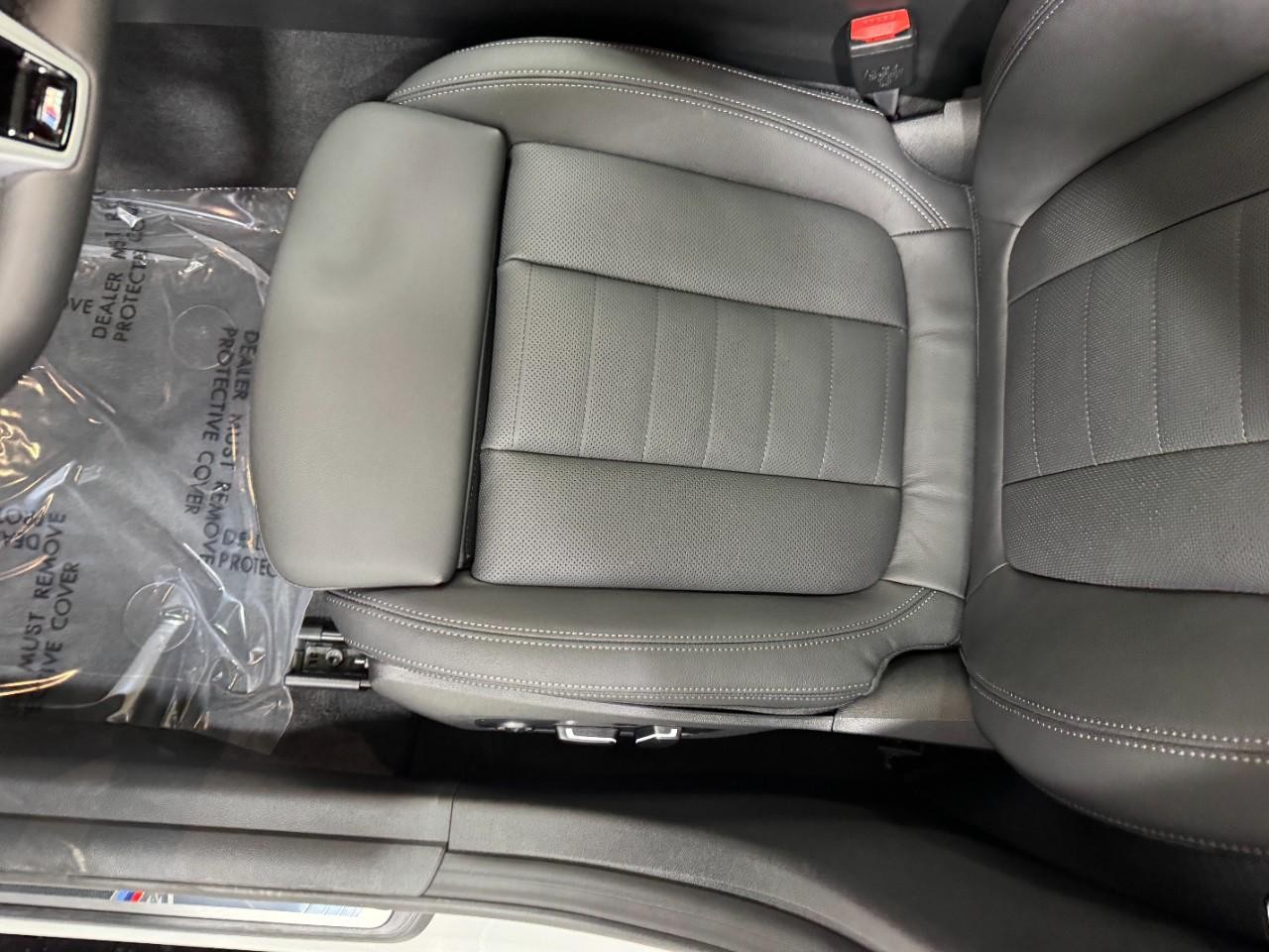 BMW i4 Vehicle Full-screen Gallery Image 29