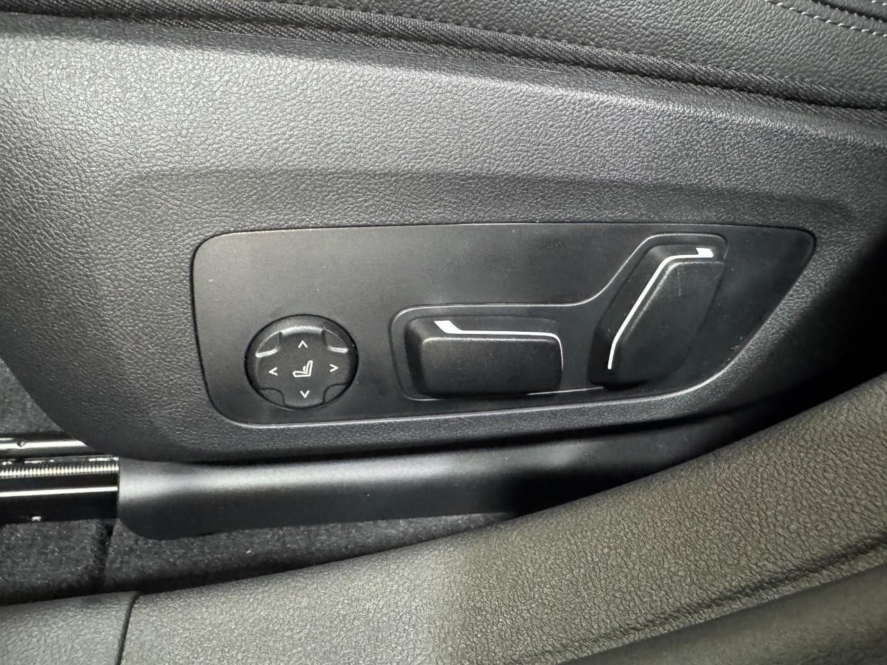 BMW i4 Vehicle Full-screen Gallery Image 30
