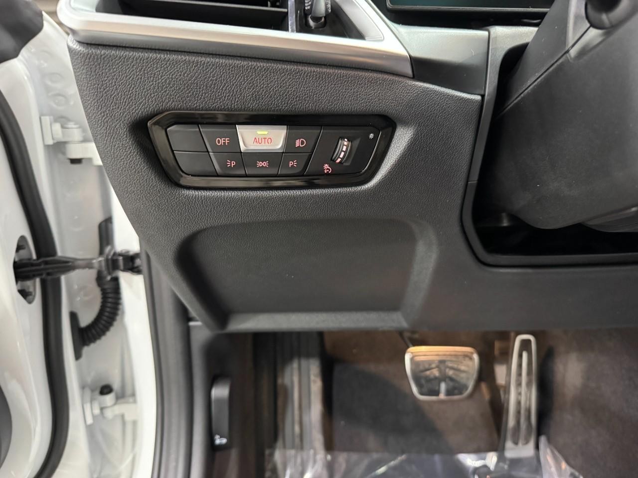 BMW i4 Vehicle Full-screen Gallery Image 31