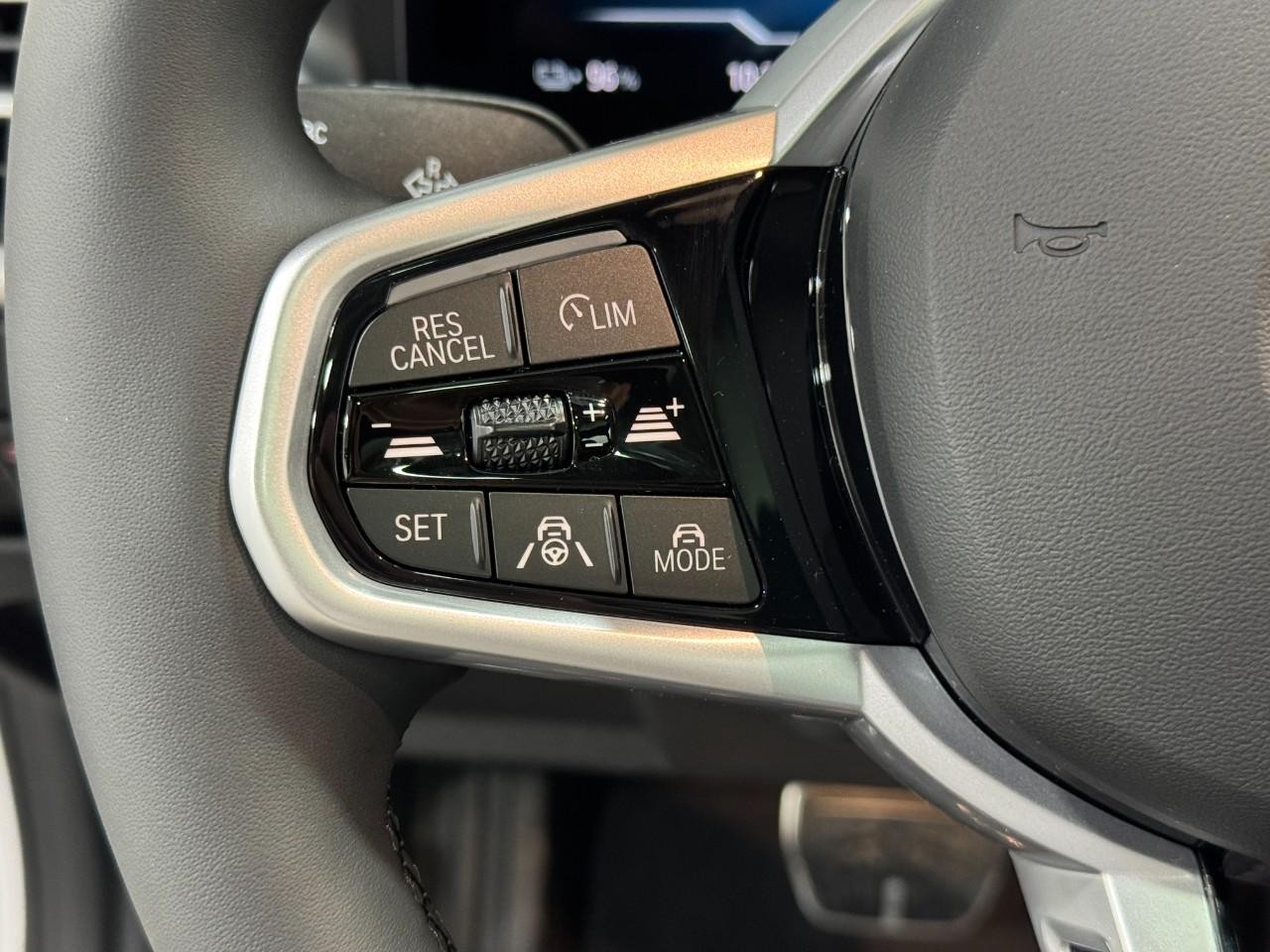 BMW i4 Vehicle Full-screen Gallery Image 32