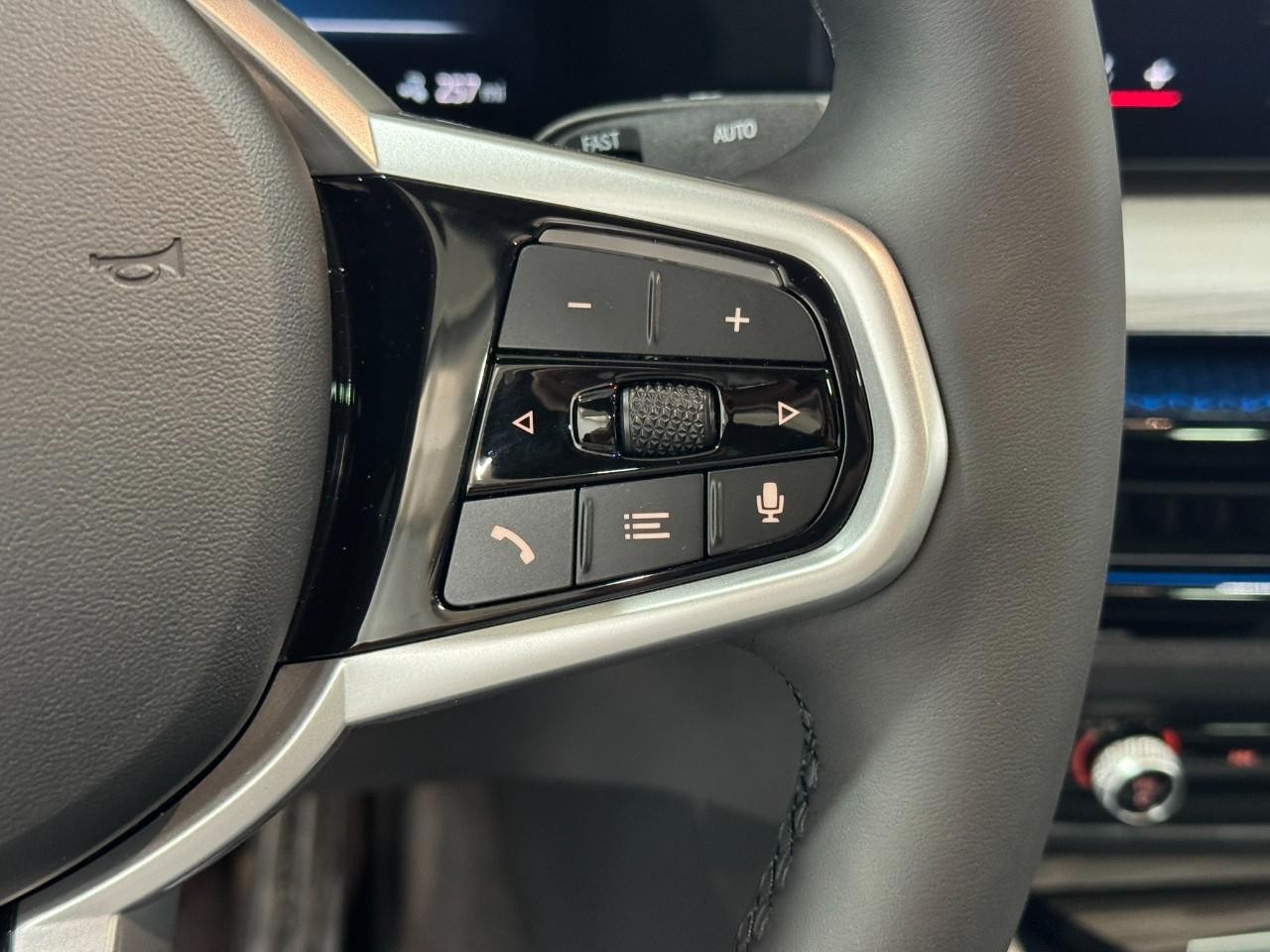 BMW i4 Vehicle Full-screen Gallery Image 33