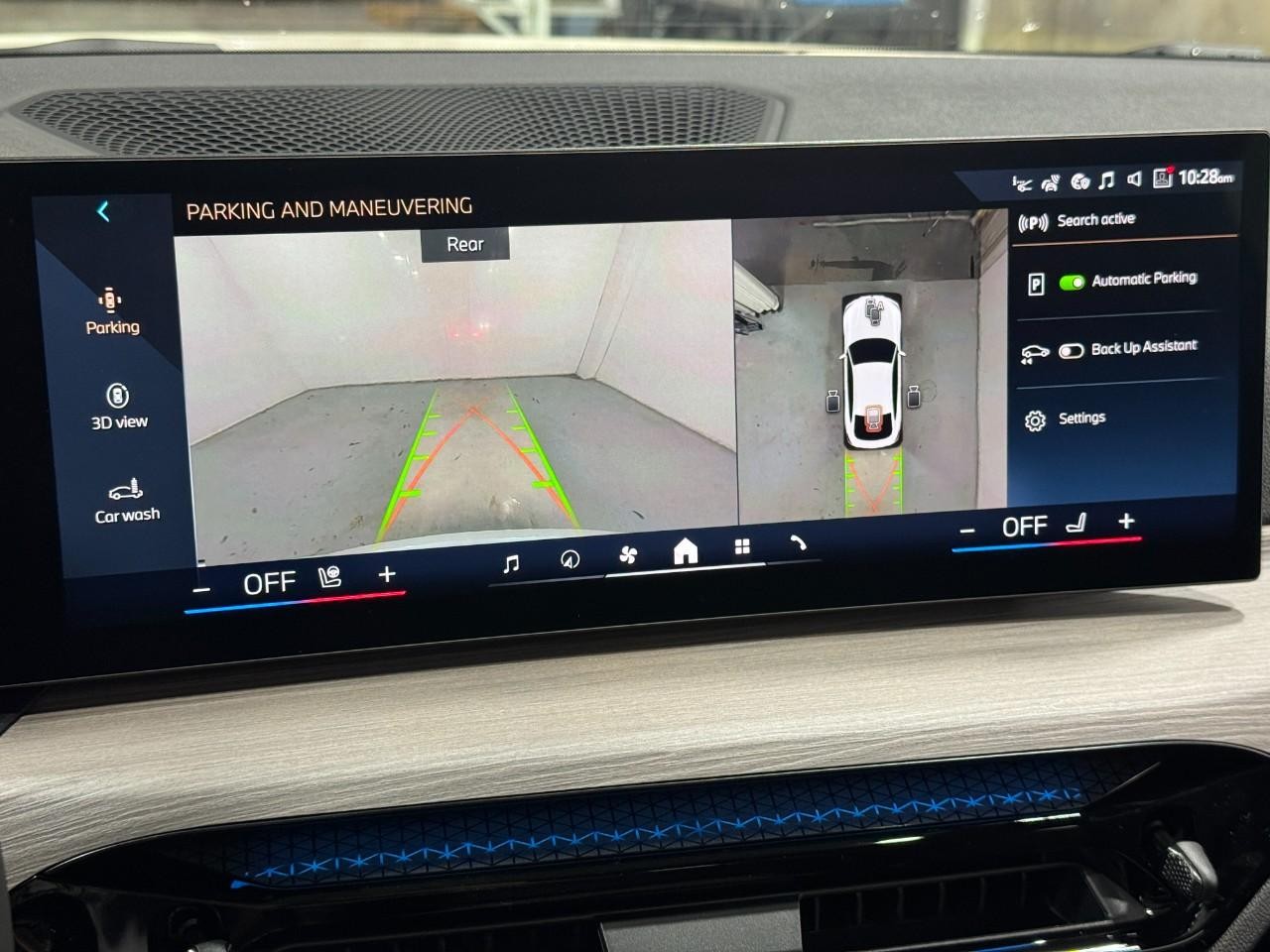 BMW i4 Vehicle Full-screen Gallery Image 35