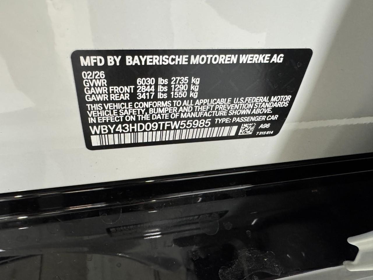 BMW i4 Vehicle Full-screen Gallery Image 36