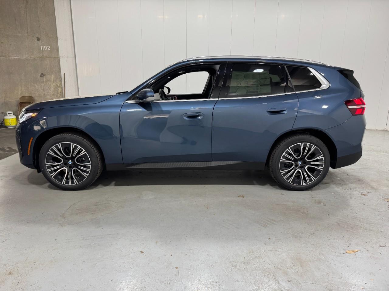 BMW X3 Vehicle Full-screen Gallery Image 2
