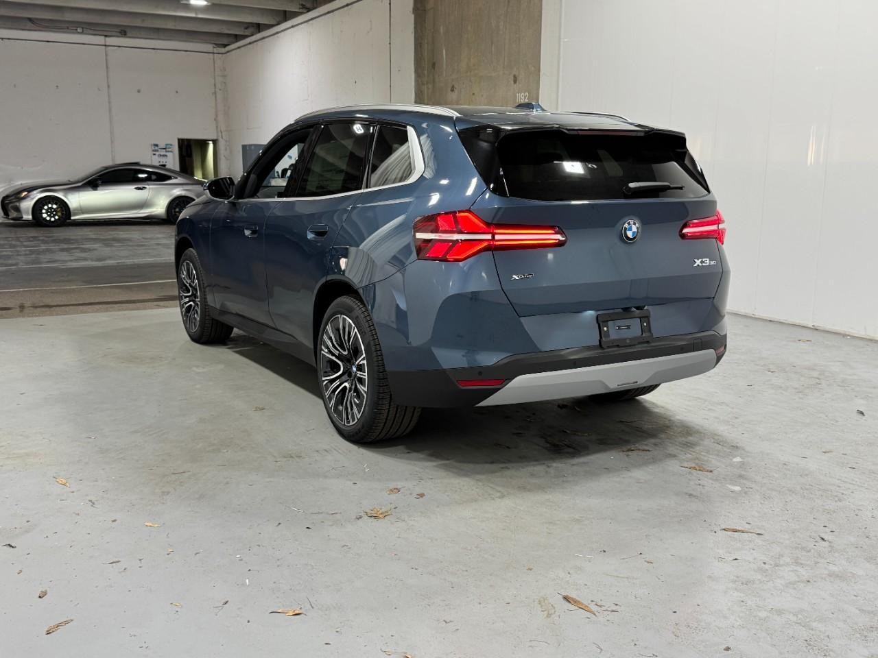 BMW X3 Vehicle Full-screen Gallery Image 3