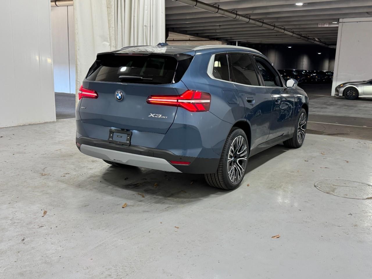 BMW X3 Vehicle Full-screen Gallery Image 4