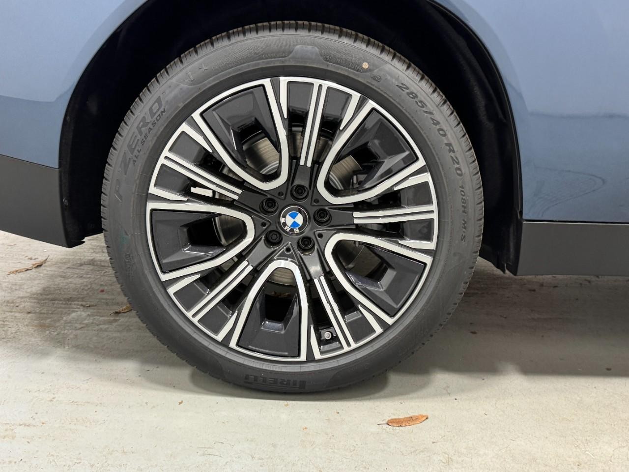 BMW X3 Vehicle Full-screen Gallery Image 5