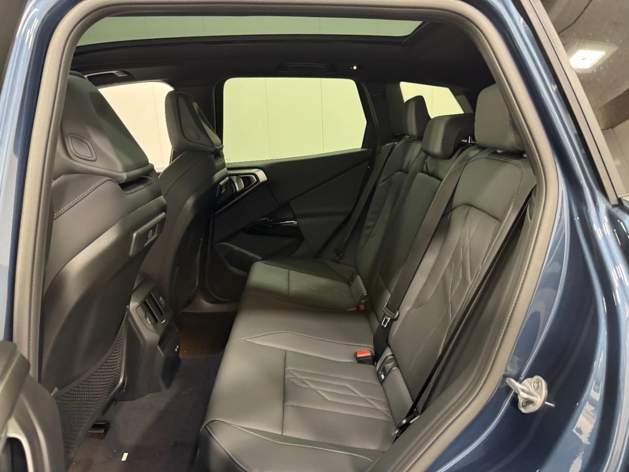 BMW X3 Vehicle Full-screen Gallery Image 8