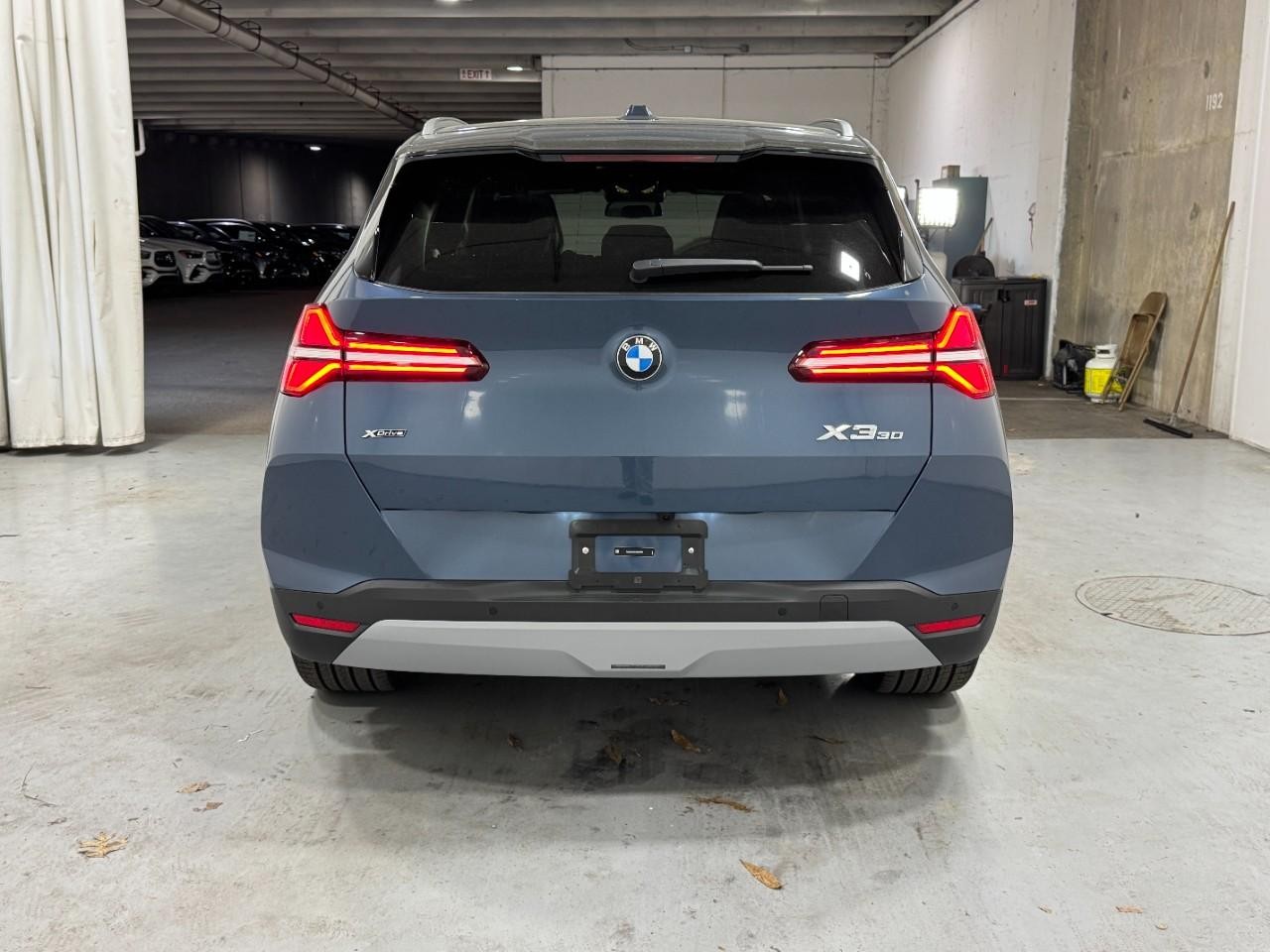 BMW X3 Vehicle Full-screen Gallery Image 9