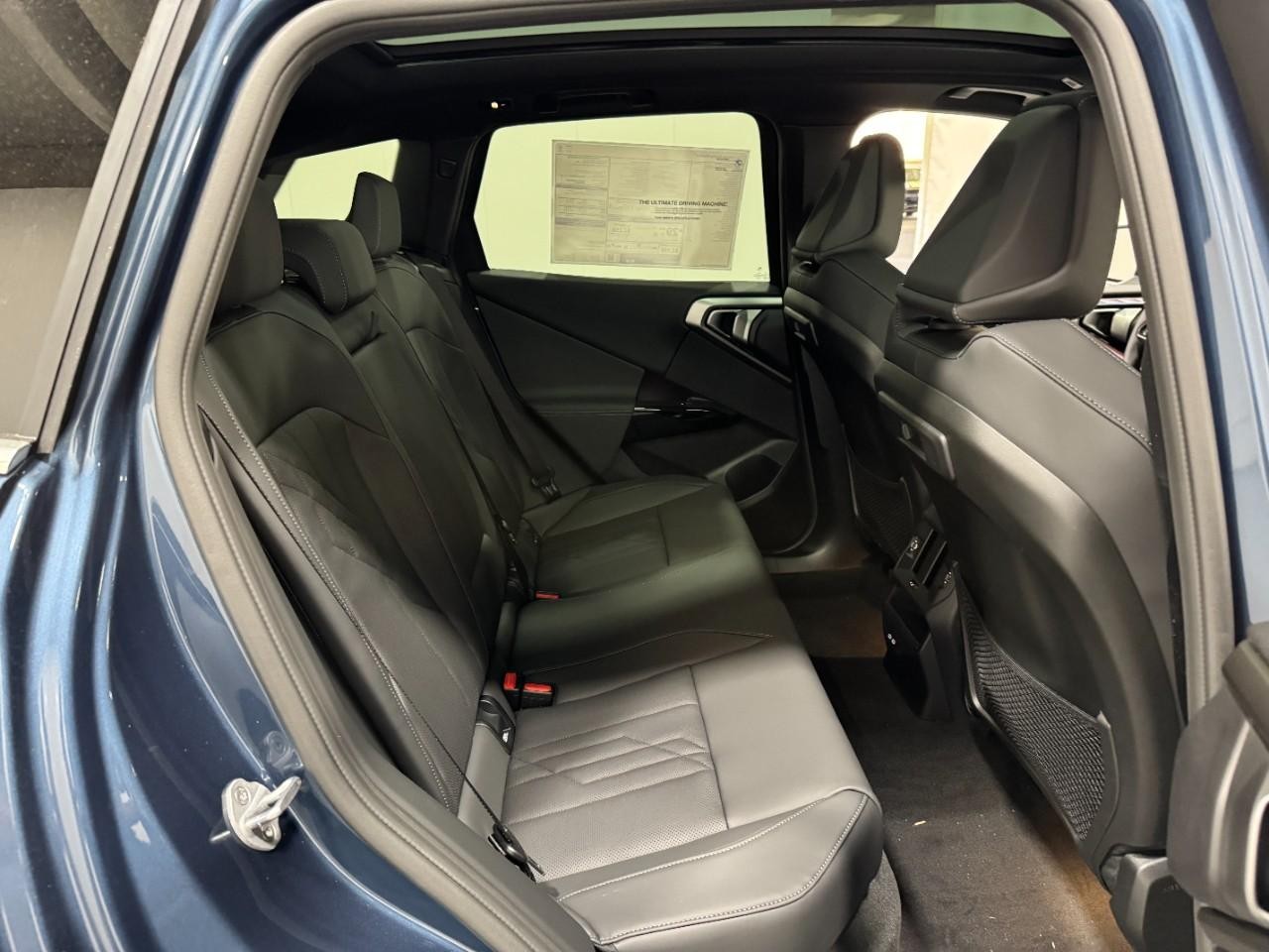 BMW X3 Vehicle Full-screen Gallery Image 10