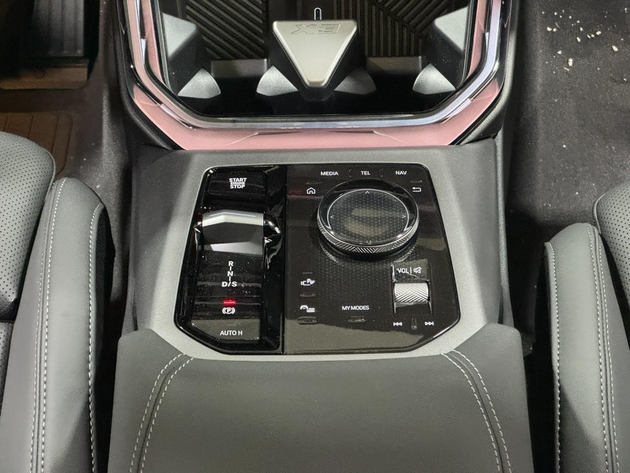 BMW X3 Vehicle Full-screen Gallery Image 15