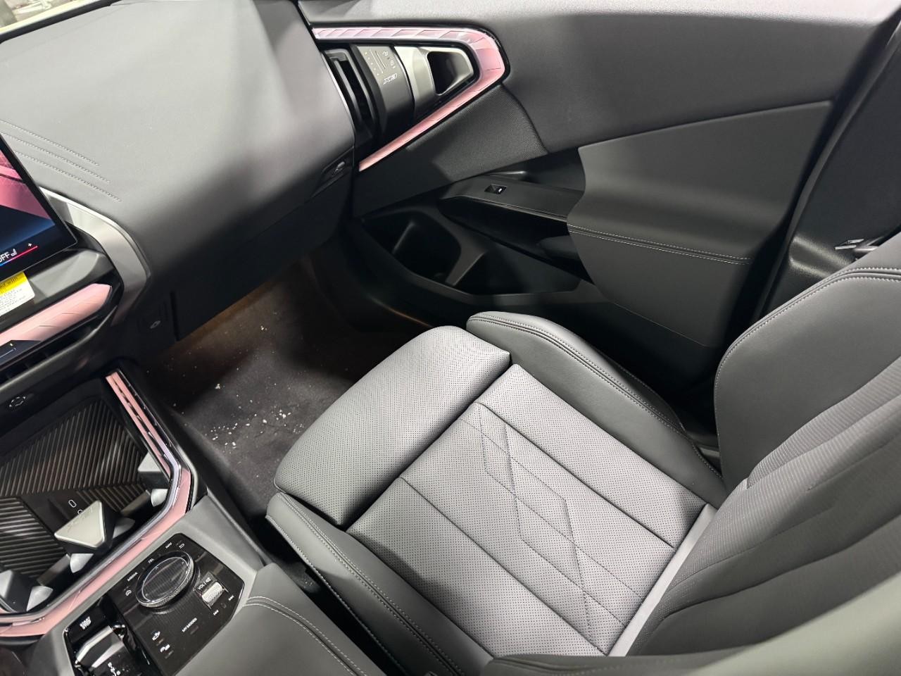 BMW X3 Vehicle Full-screen Gallery Image 16