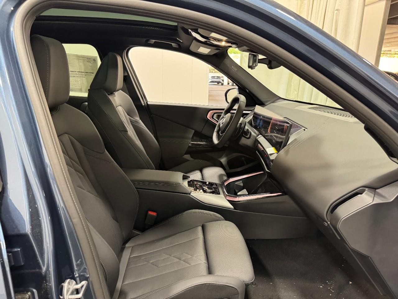 BMW X3 Vehicle Full-screen Gallery Image 17