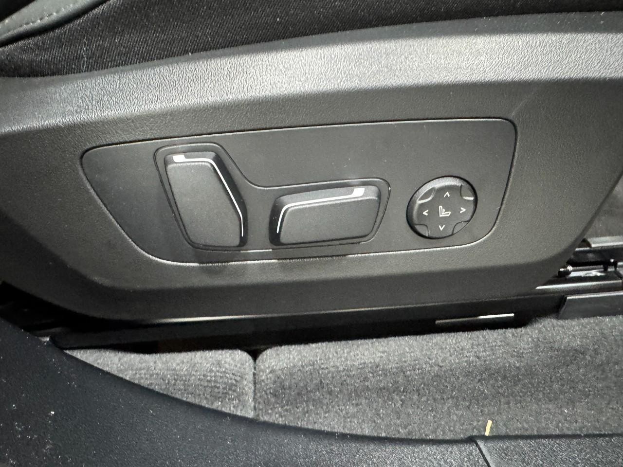 BMW X3 Vehicle Full-screen Gallery Image 19