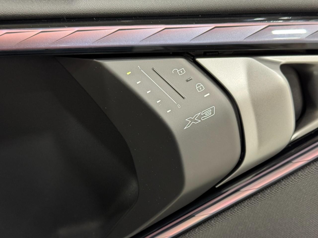 BMW X3 Vehicle Full-screen Gallery Image 20
