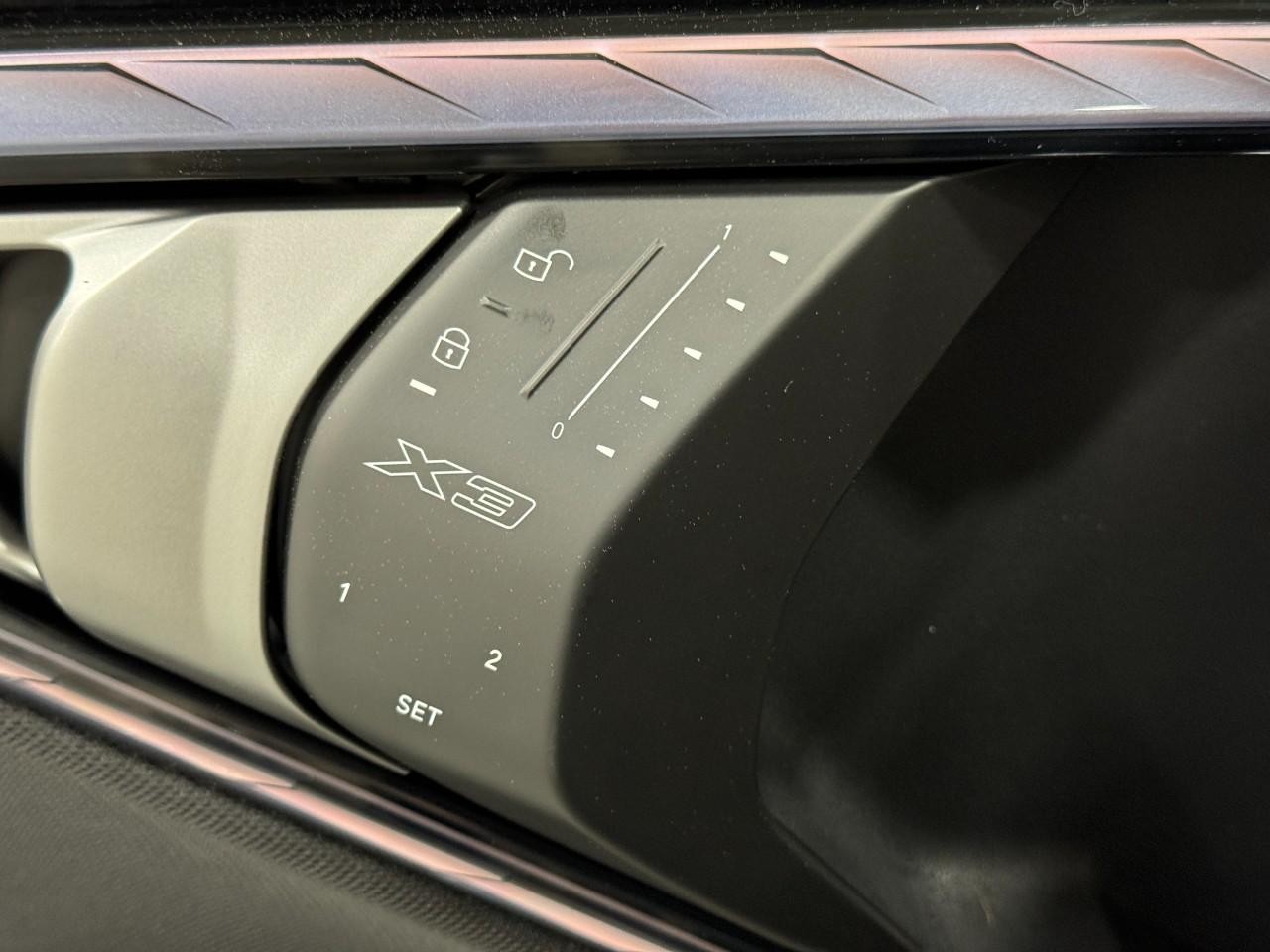 BMW X3 Vehicle Full-screen Gallery Image 22