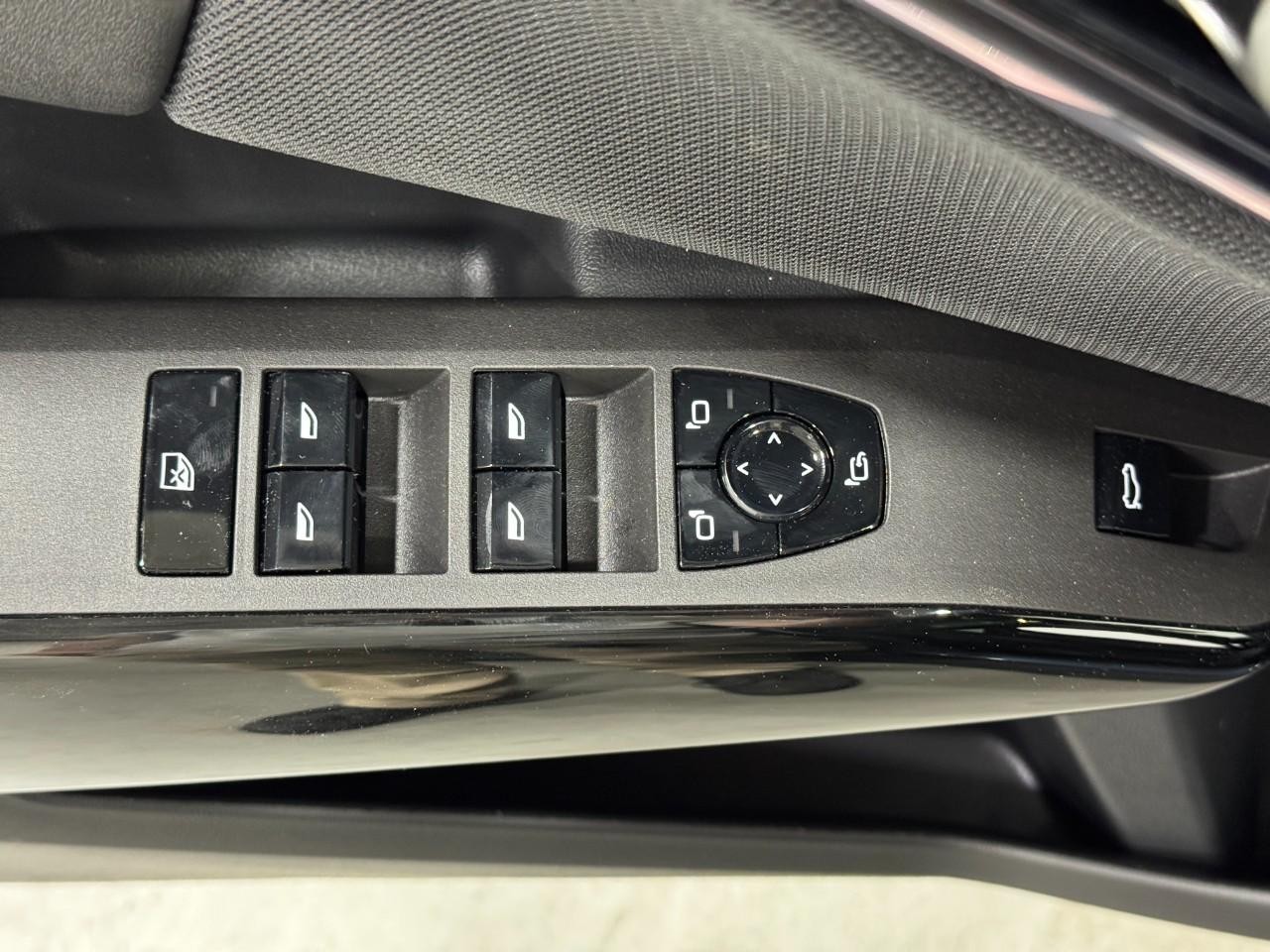 BMW X3 Vehicle Full-screen Gallery Image 23