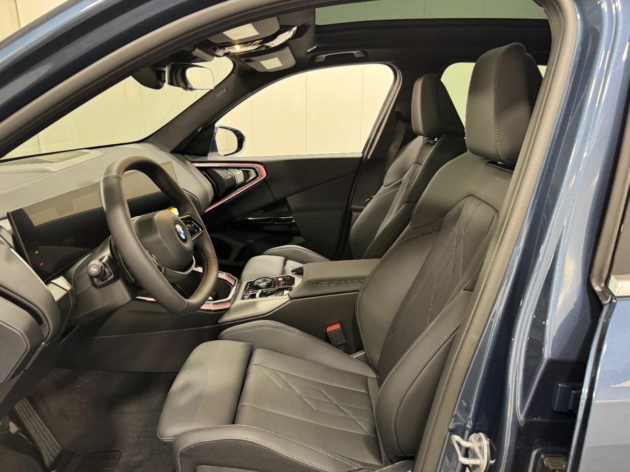 BMW X3 Vehicle Full-screen Gallery Image 24