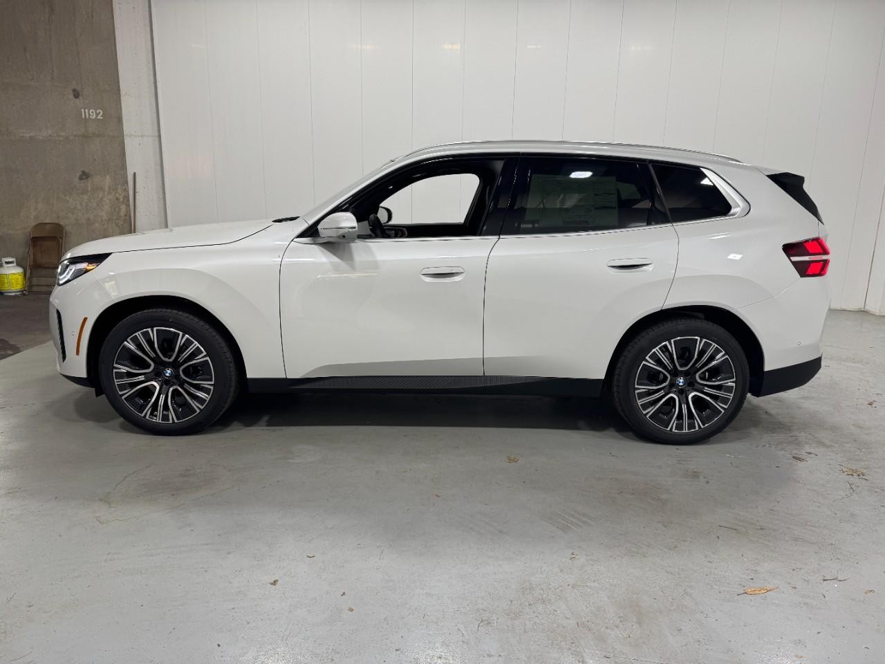 BMW X3 Vehicle Full-screen Gallery Image 2