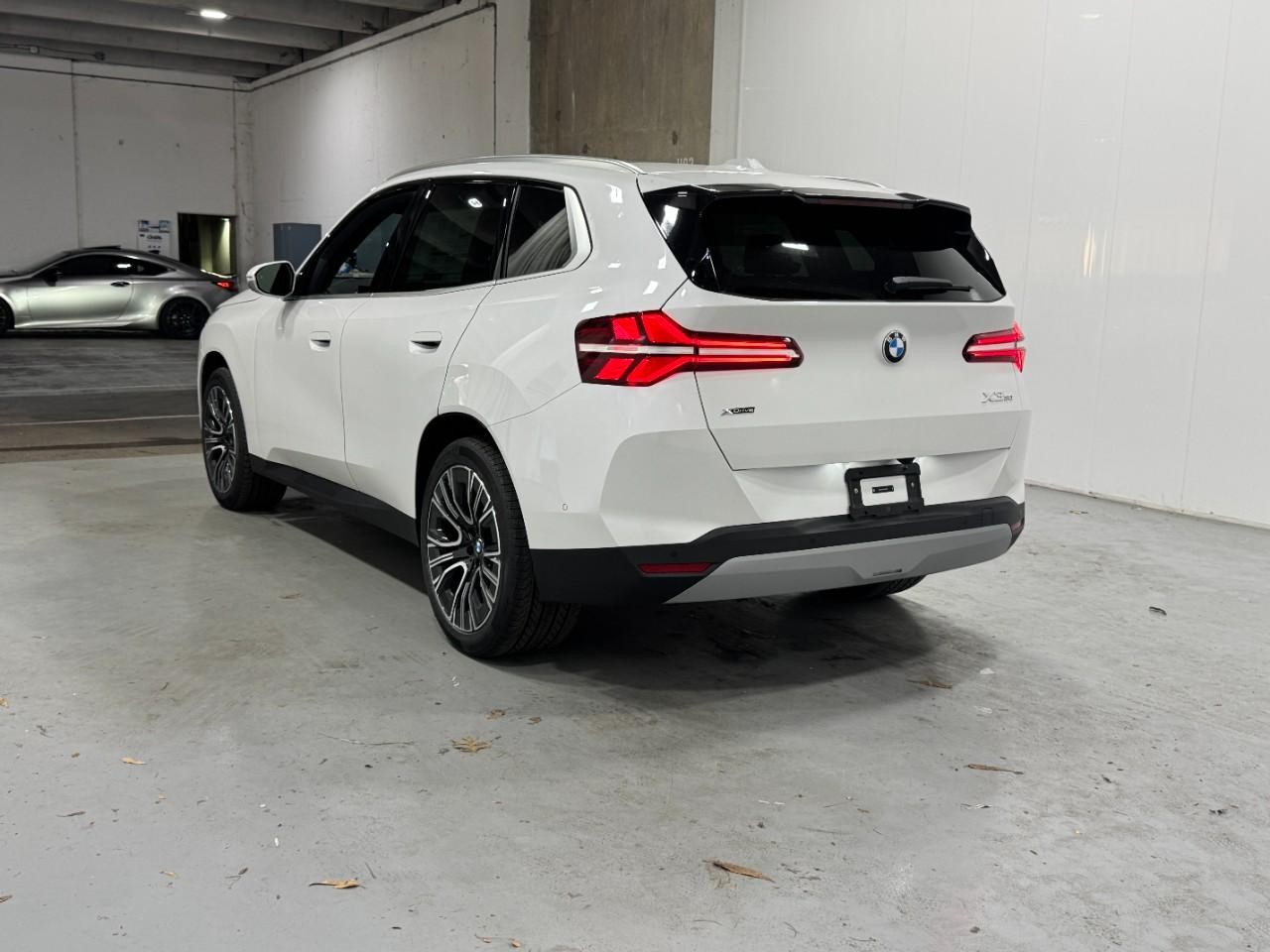 BMW X3 Vehicle Full-screen Gallery Image 3