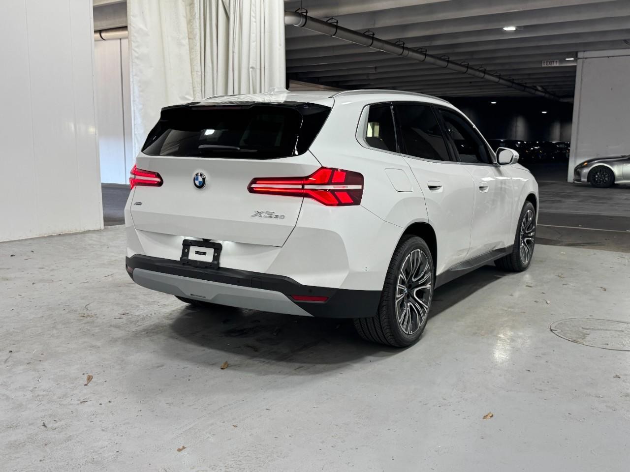 BMW X3 Vehicle Full-screen Gallery Image 4