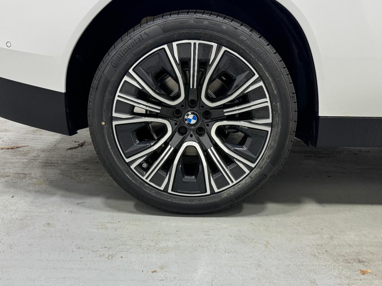 BMW X3 Vehicle Full-screen Gallery Image 5