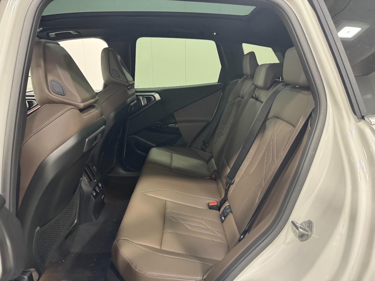 BMW X3 Vehicle Full-screen Gallery Image 8