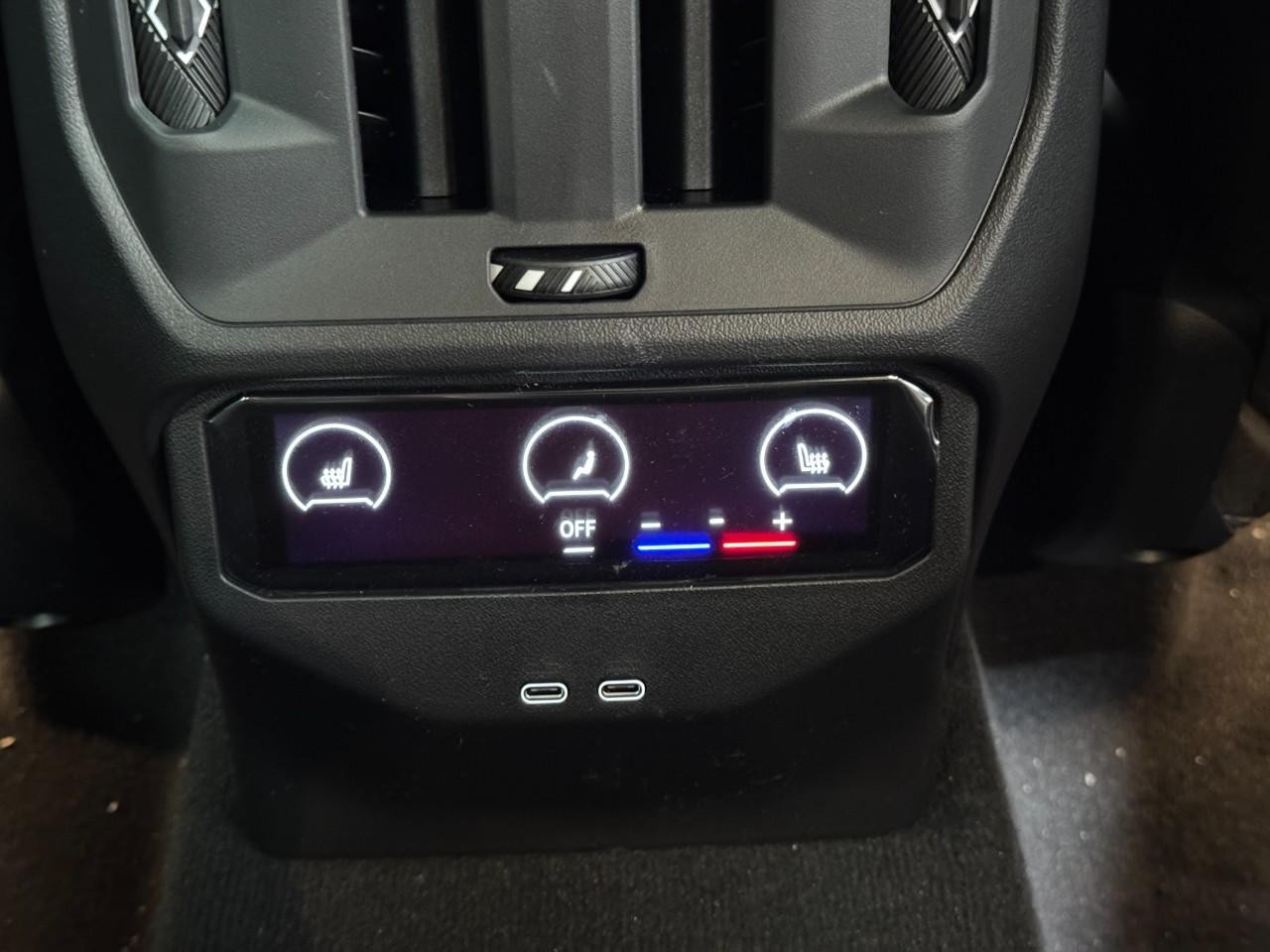 BMW X3 Vehicle Full-screen Gallery Image 11