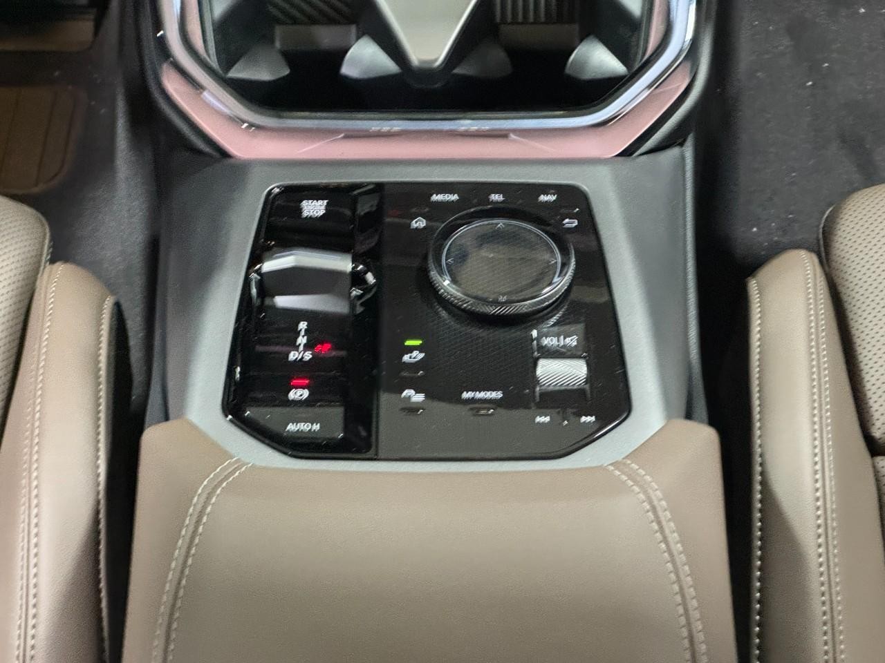 BMW X3 Vehicle Full-screen Gallery Image 16