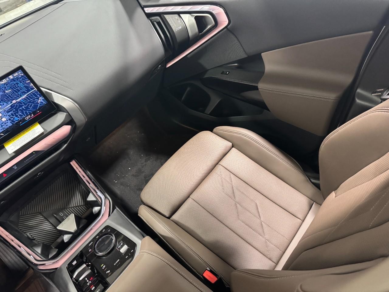 BMW X3 Vehicle Full-screen Gallery Image 17