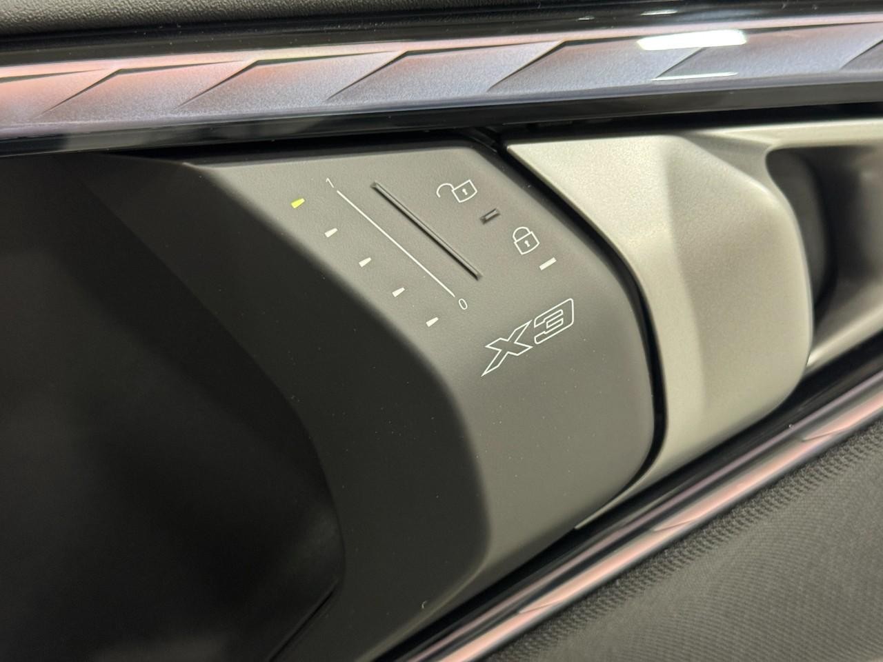 BMW X3 Vehicle Full-screen Gallery Image 21
