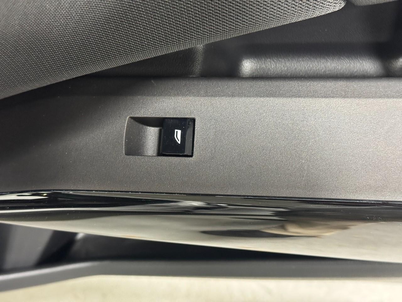 BMW X3 Vehicle Full-screen Gallery Image 22