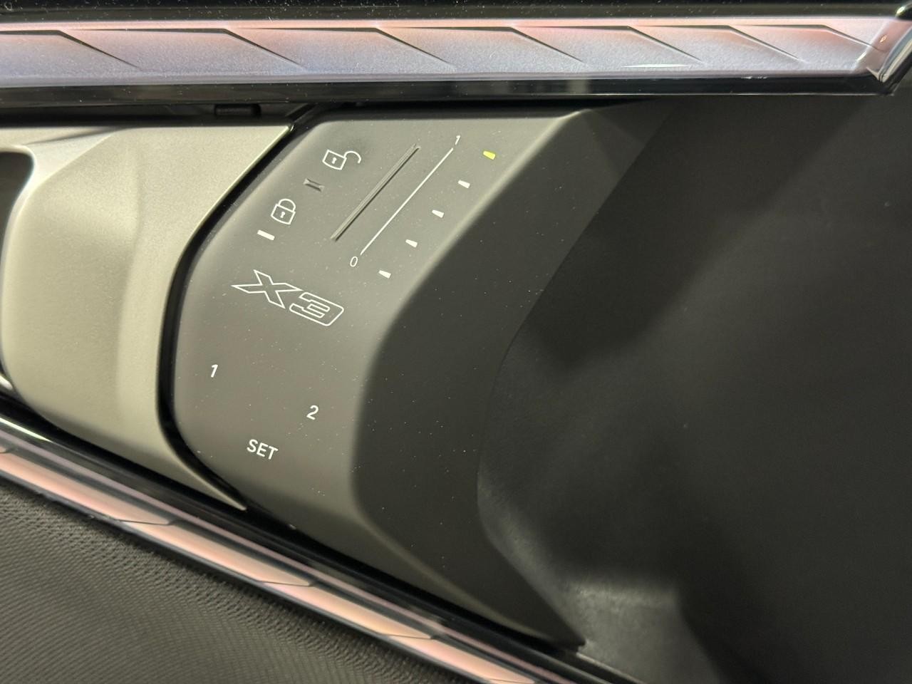 BMW X3 Vehicle Full-screen Gallery Image 23