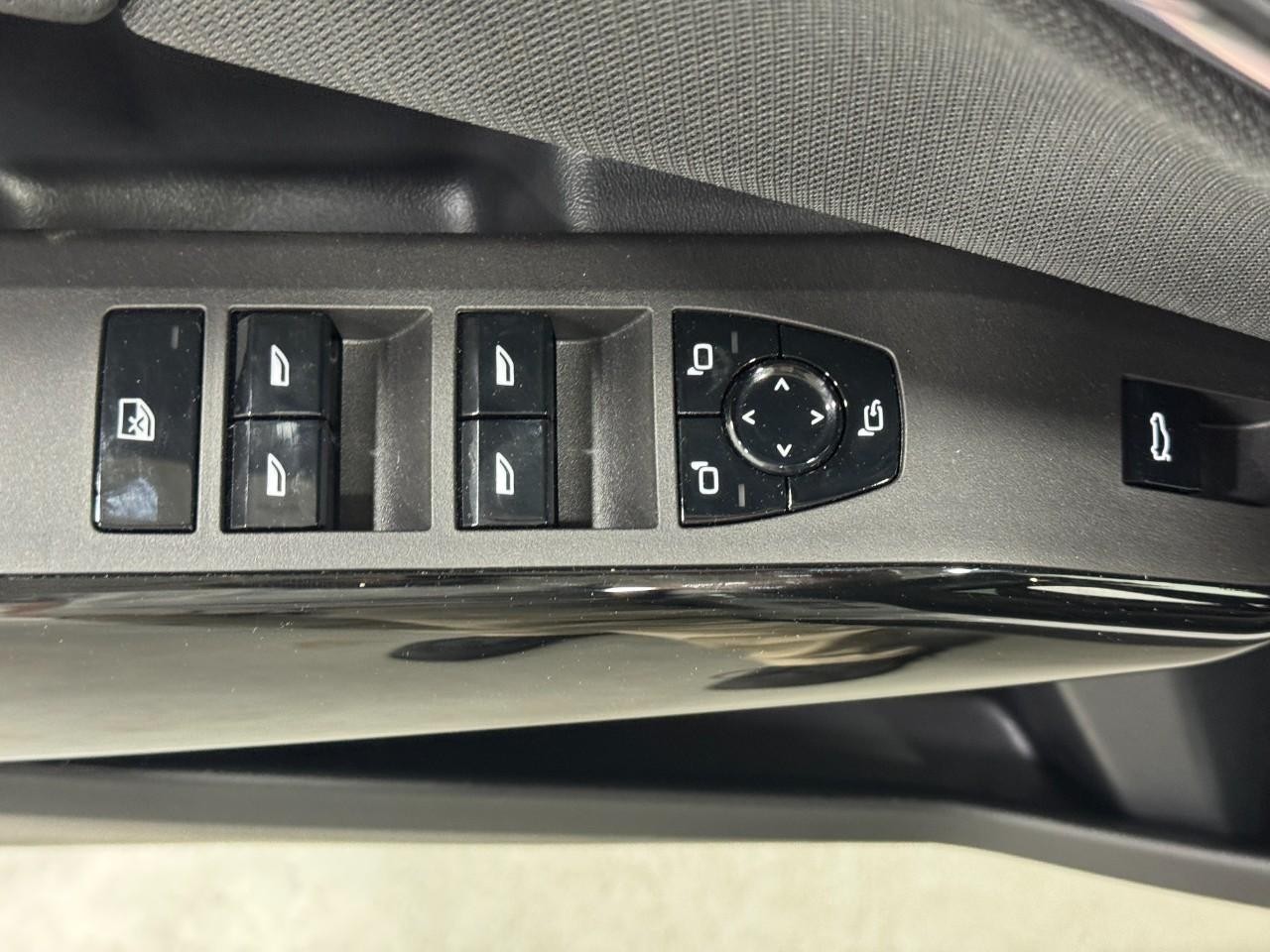 BMW X3 Vehicle Full-screen Gallery Image 24