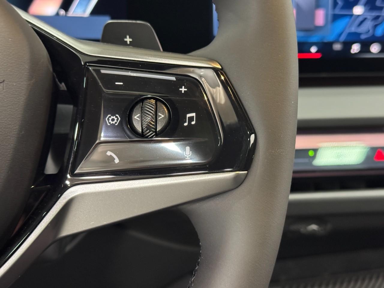 BMW X3 Vehicle Full-screen Gallery Image 29