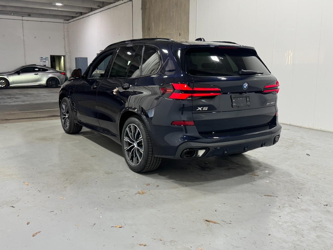 BMW X5 Vehicle Full-screen Gallery Image 3