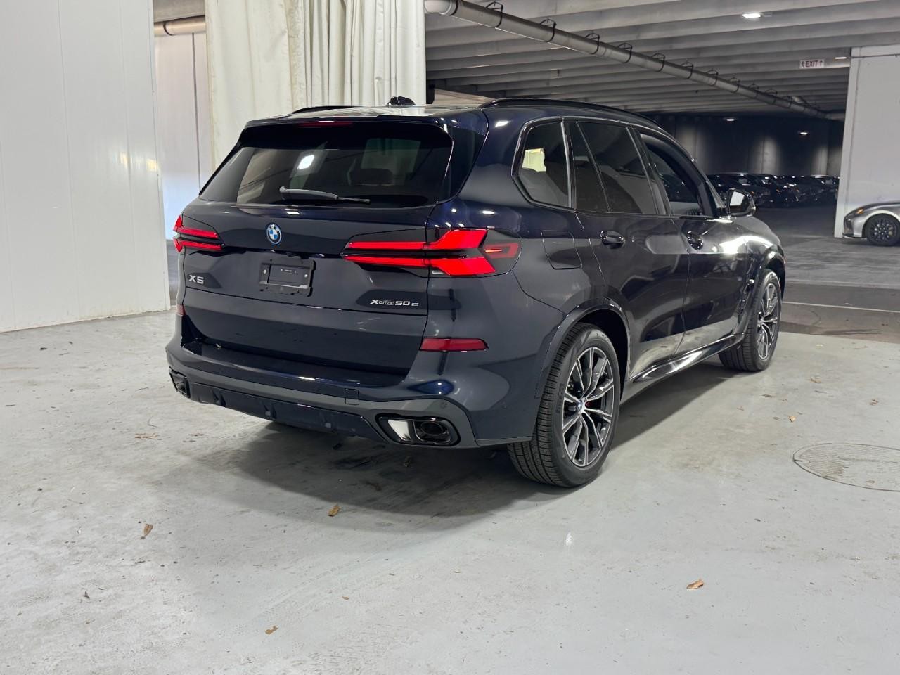 BMW X5 Vehicle Full-screen Gallery Image 4
