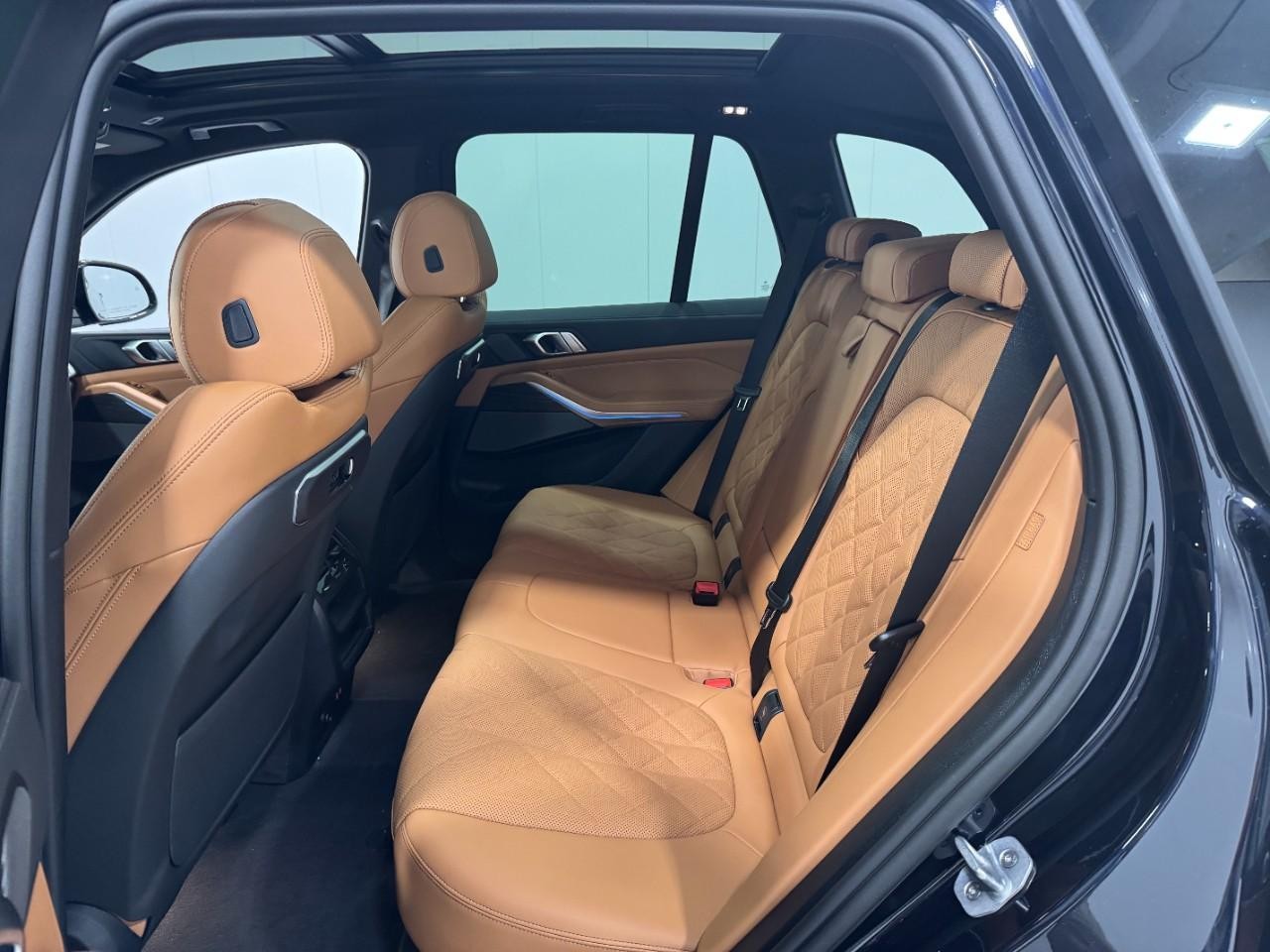 BMW X5 Vehicle Full-screen Gallery Image 8