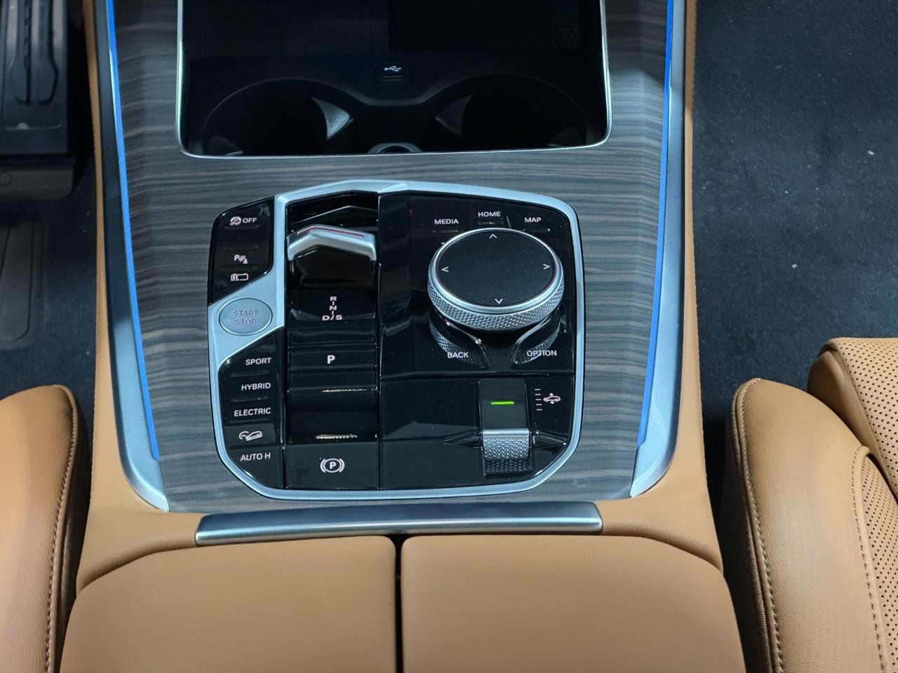 BMW X5 Vehicle Full-screen Gallery Image 15