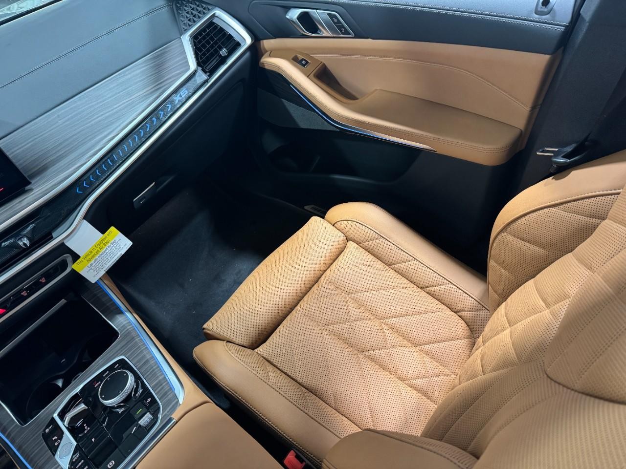 BMW X5 Vehicle Full-screen Gallery Image 16