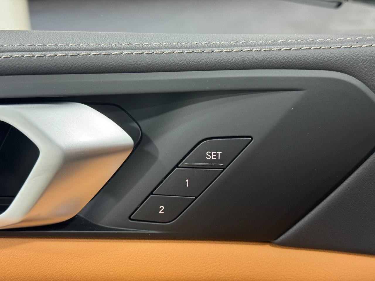 BMW X5 Vehicle Full-screen Gallery Image 23