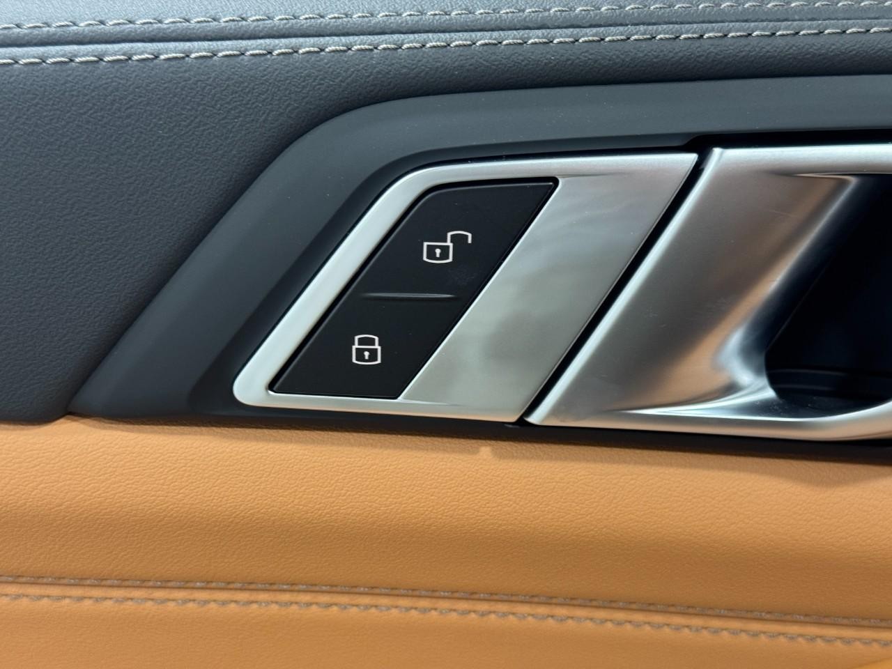 BMW X5 Vehicle Full-screen Gallery Image 24